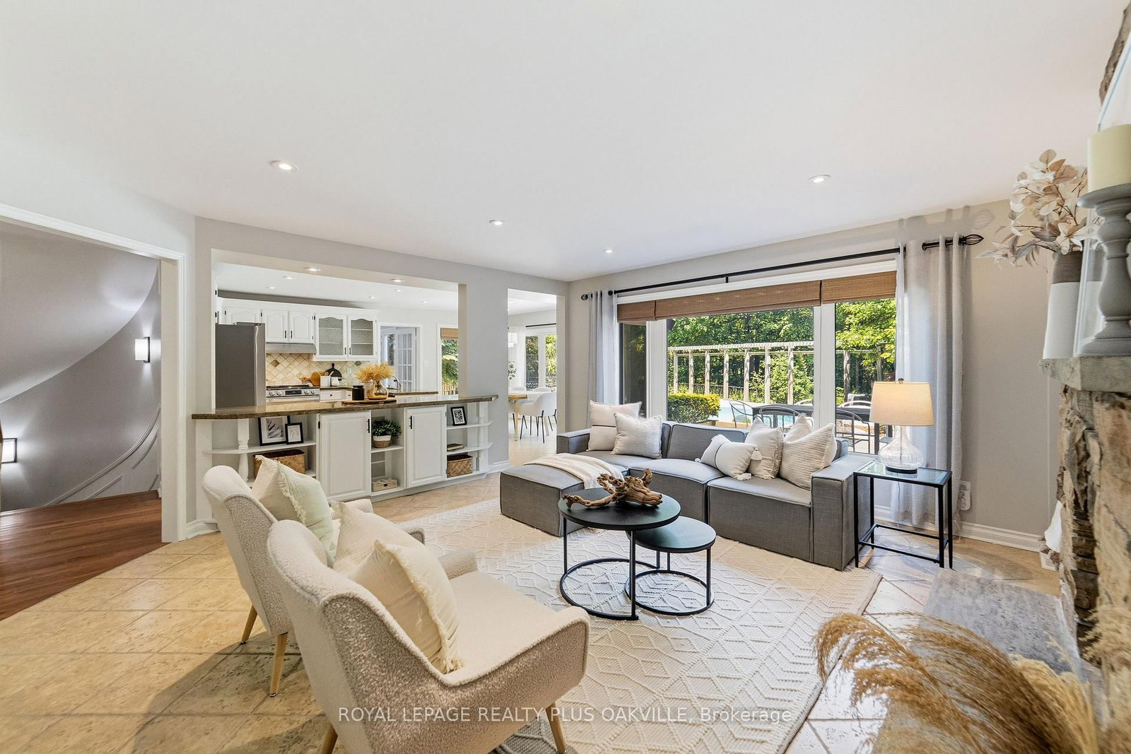 1113 Valleywood Court • Oakville, ON photo 13