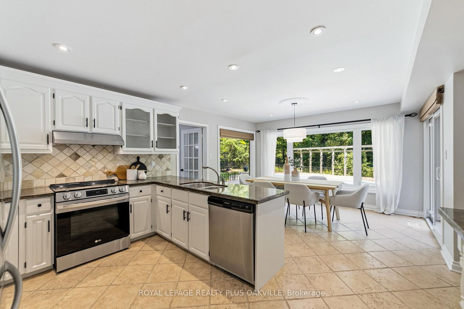 1113 Valleywood Court • Oakville, ON photo 14