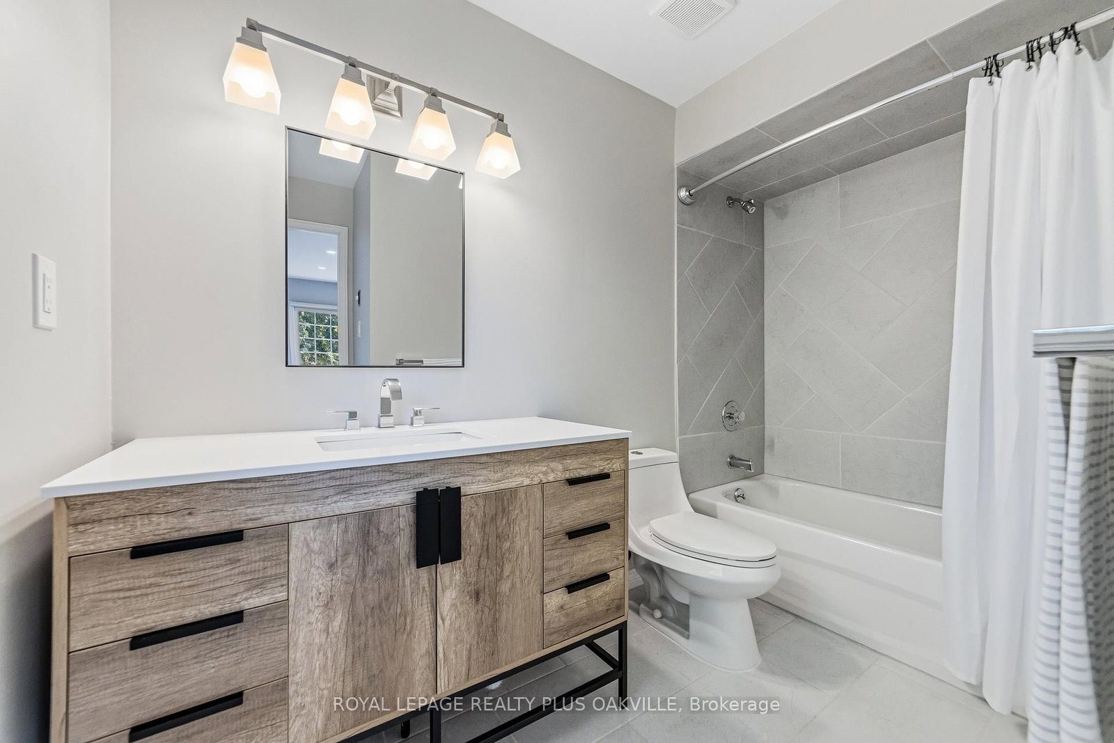 1113 Valleywood Court • Oakville, ON photo 22