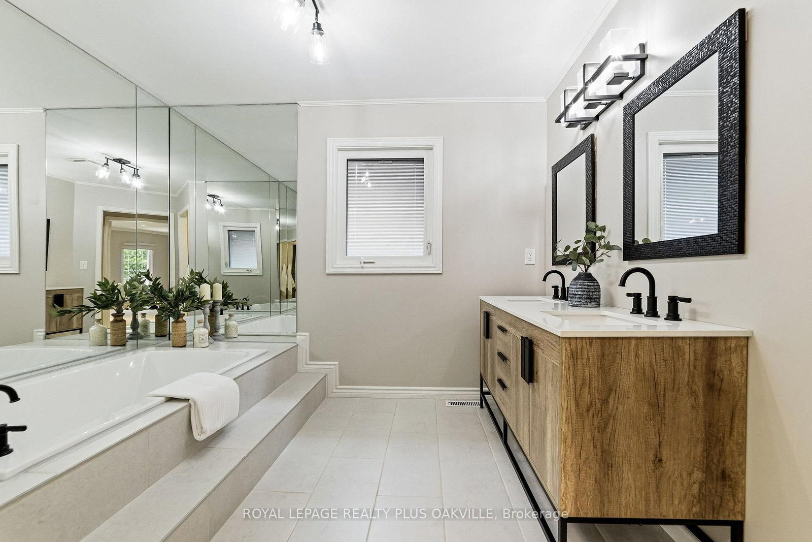 1113 Valleywood Court • Oakville, ON photo 30