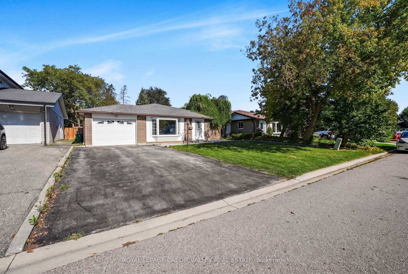16 Lockton Crescent