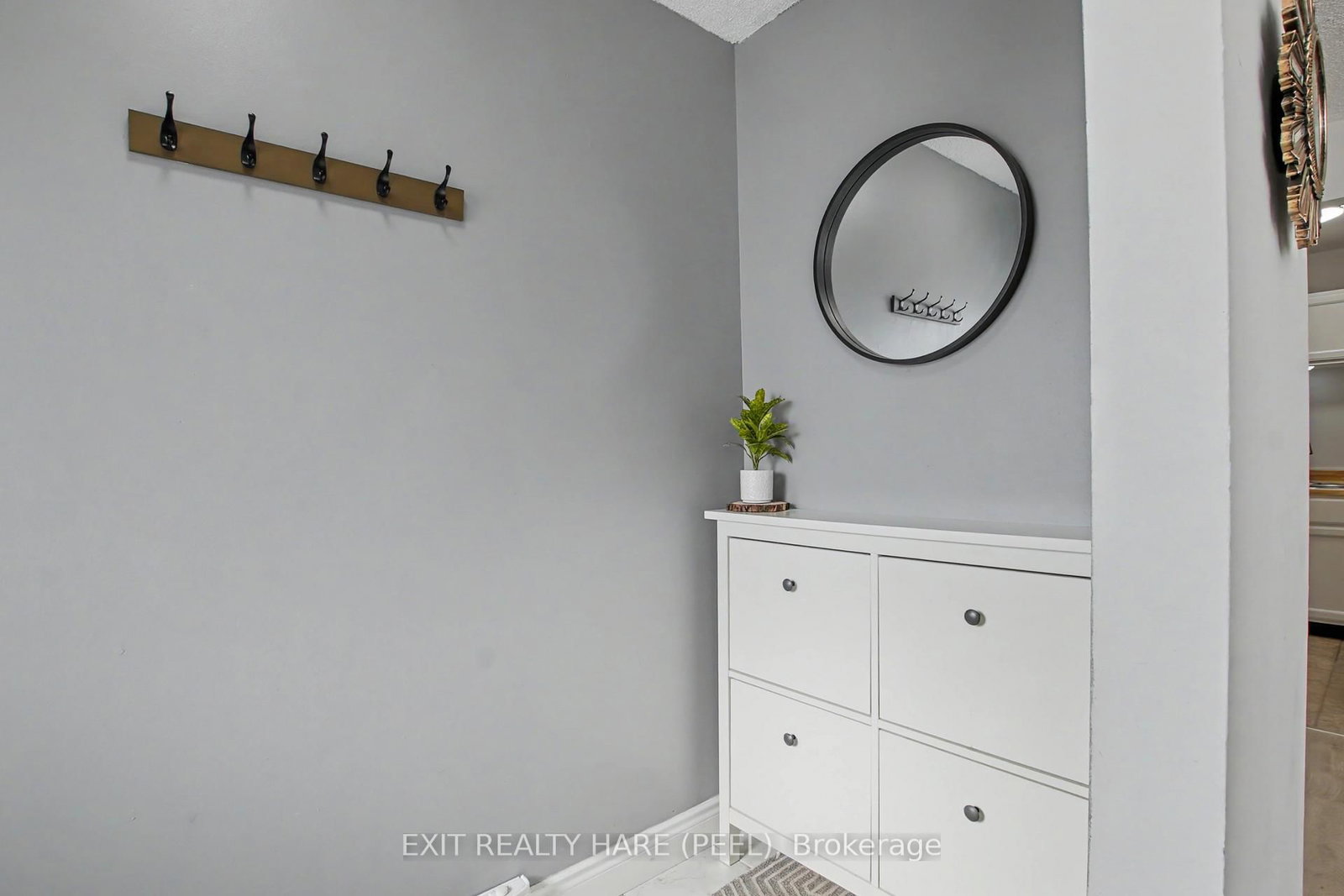 90 Lawrence Avenue photo 8