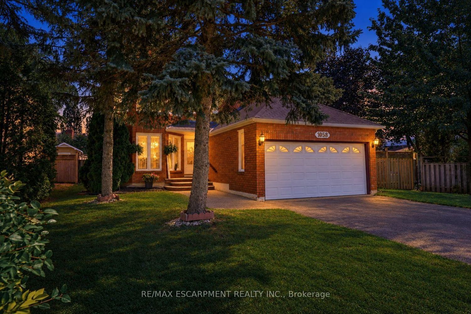 1058 Glenbrook Avenue • Oakville, ON photo 2