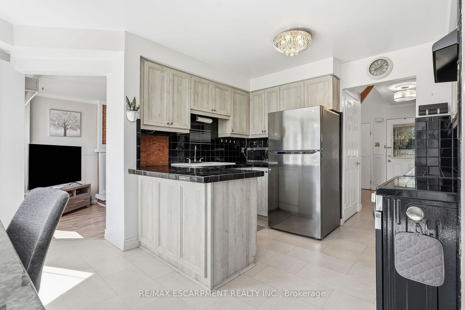 1058 Glenbrook Avenue • Oakville, ON photo 6
