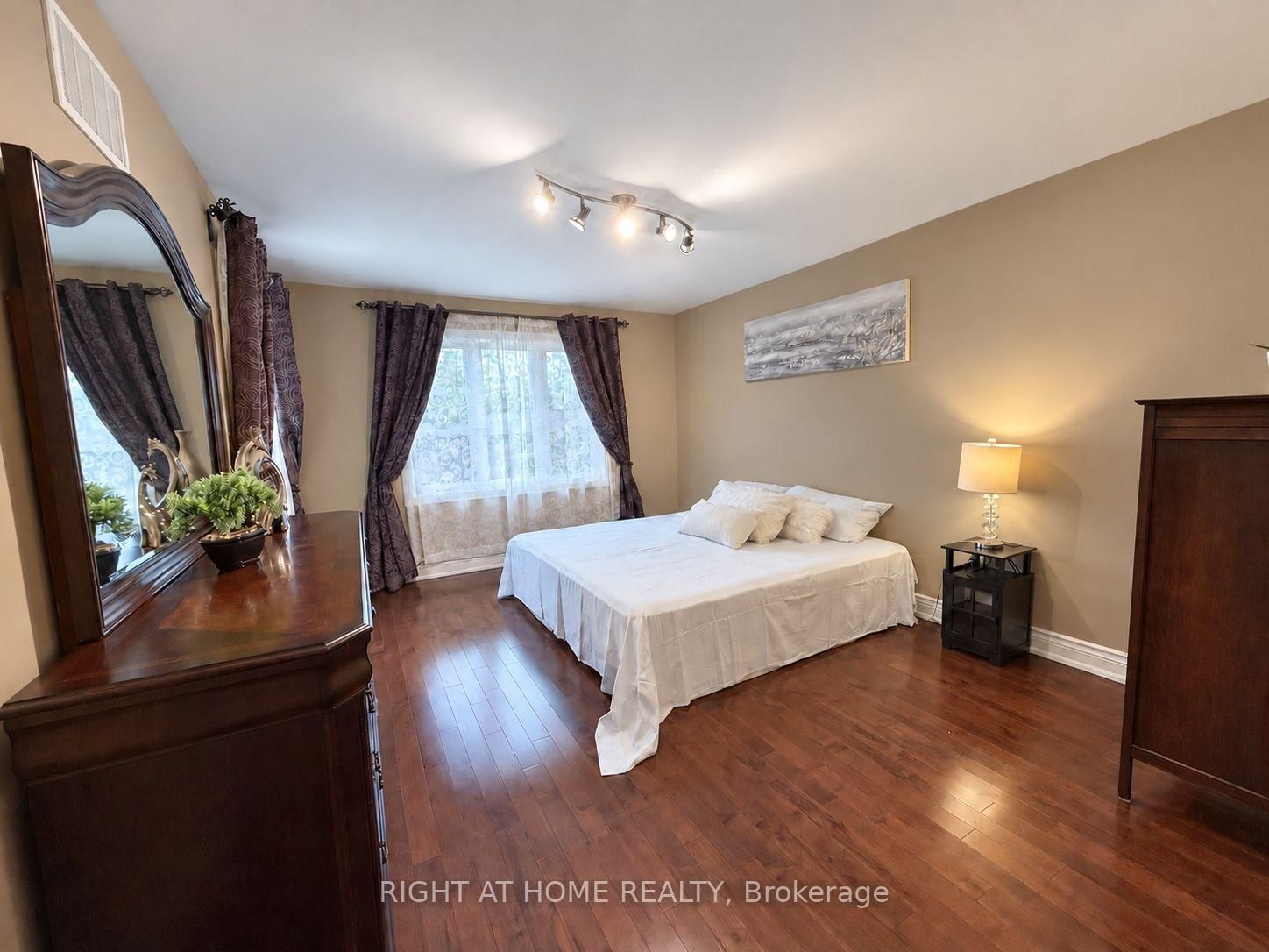 1049 Greaves Avenue • Mississauga, ON photo 16