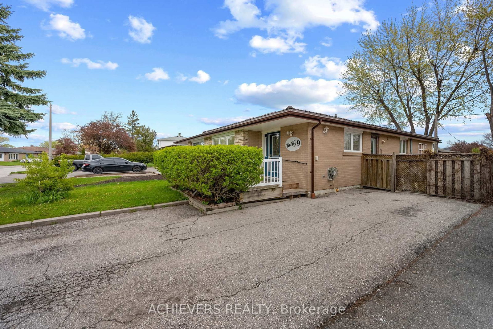 39 Danesbury Crescent • Brampton, ON photo 3