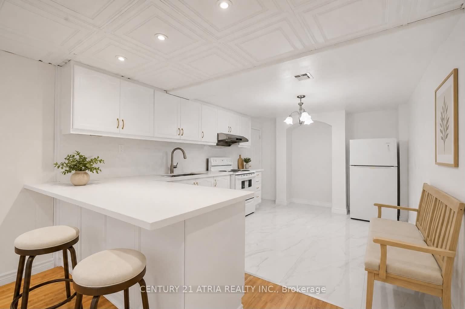 110 Harding Avenue • Toronto, ON photo 23