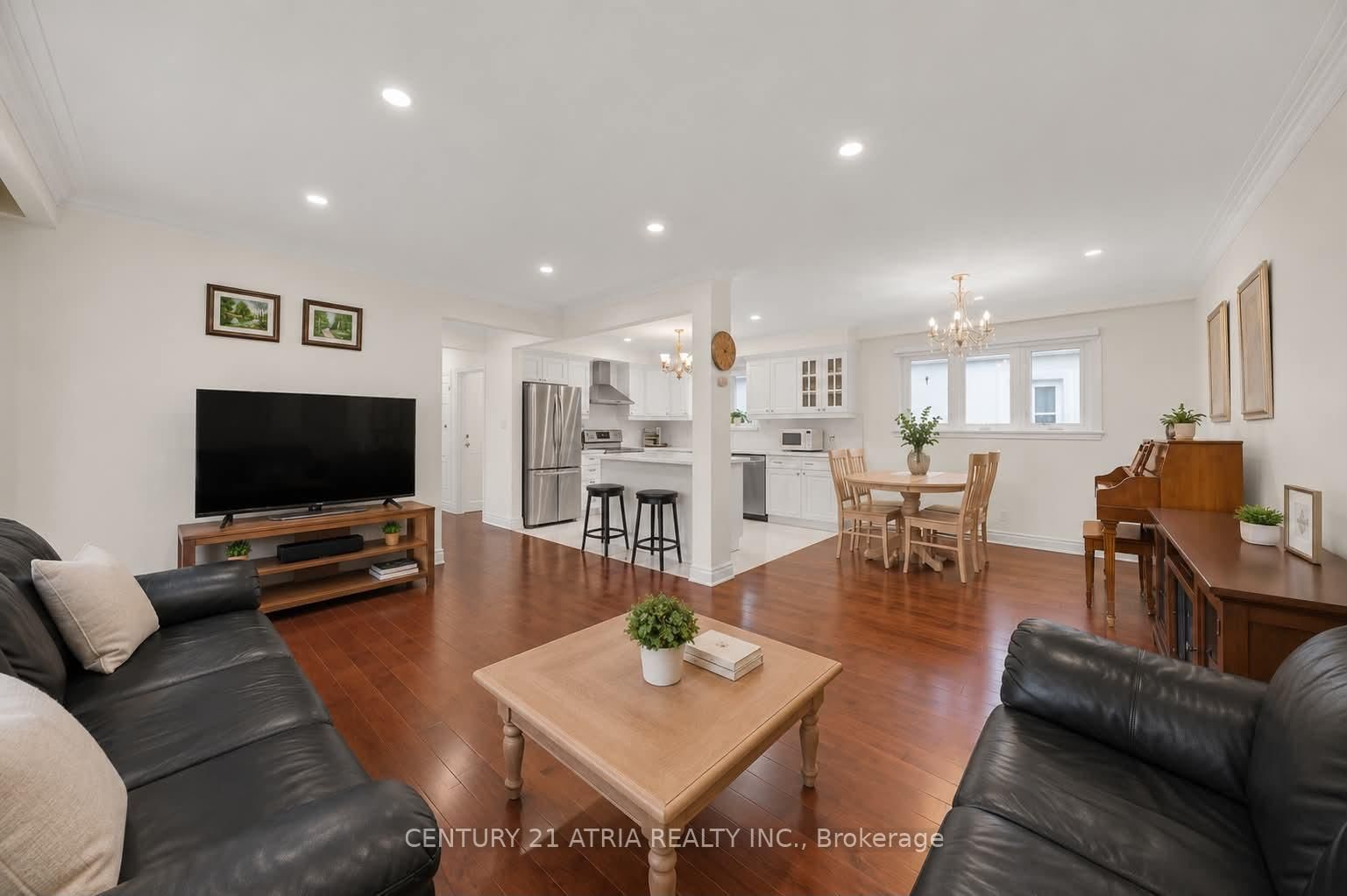 110 Harding Avenue • Toronto, ON photo 7