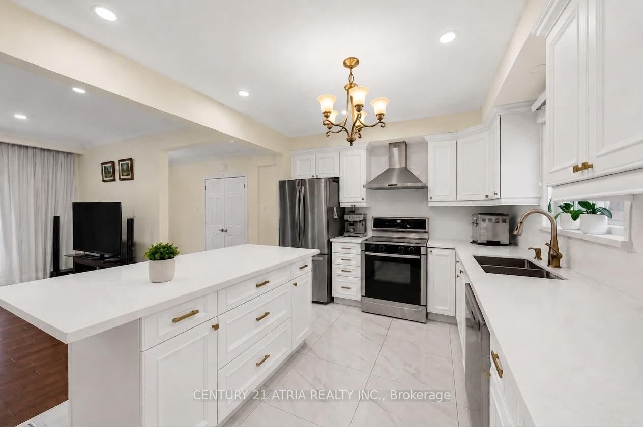 110 Harding Avenue • Toronto, ON photo 8