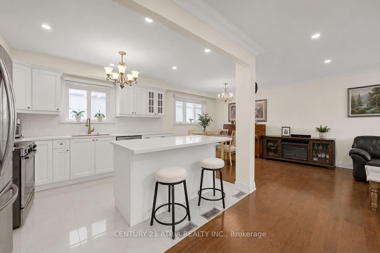110 Harding Avenue • Toronto, ON photo 9