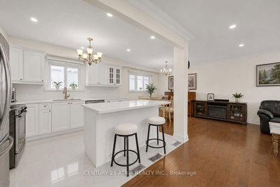 110 Harding Avenue • Toronto, ON photo 9