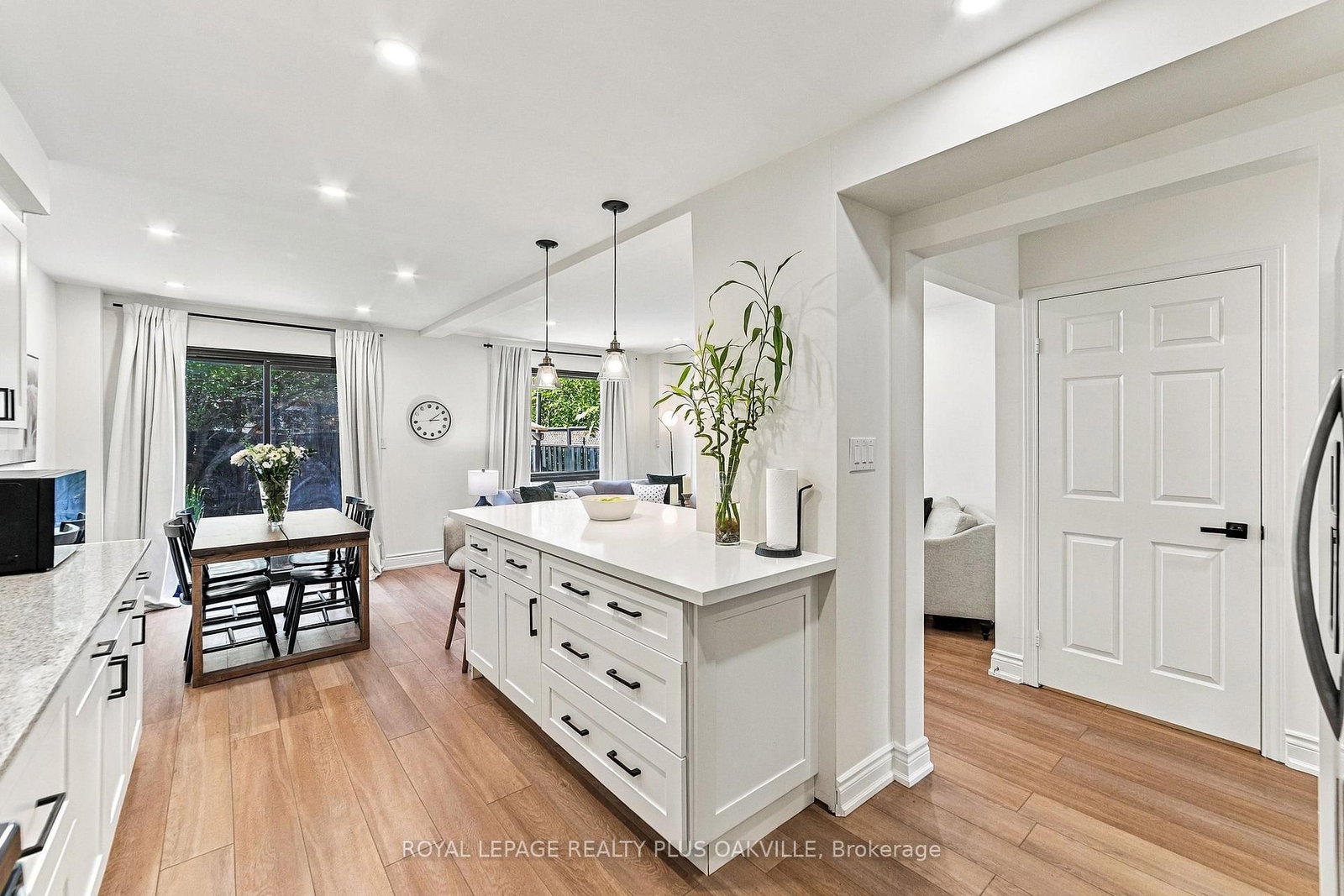 2093 Golden Orchard Trail • Oakville, ON photo 10