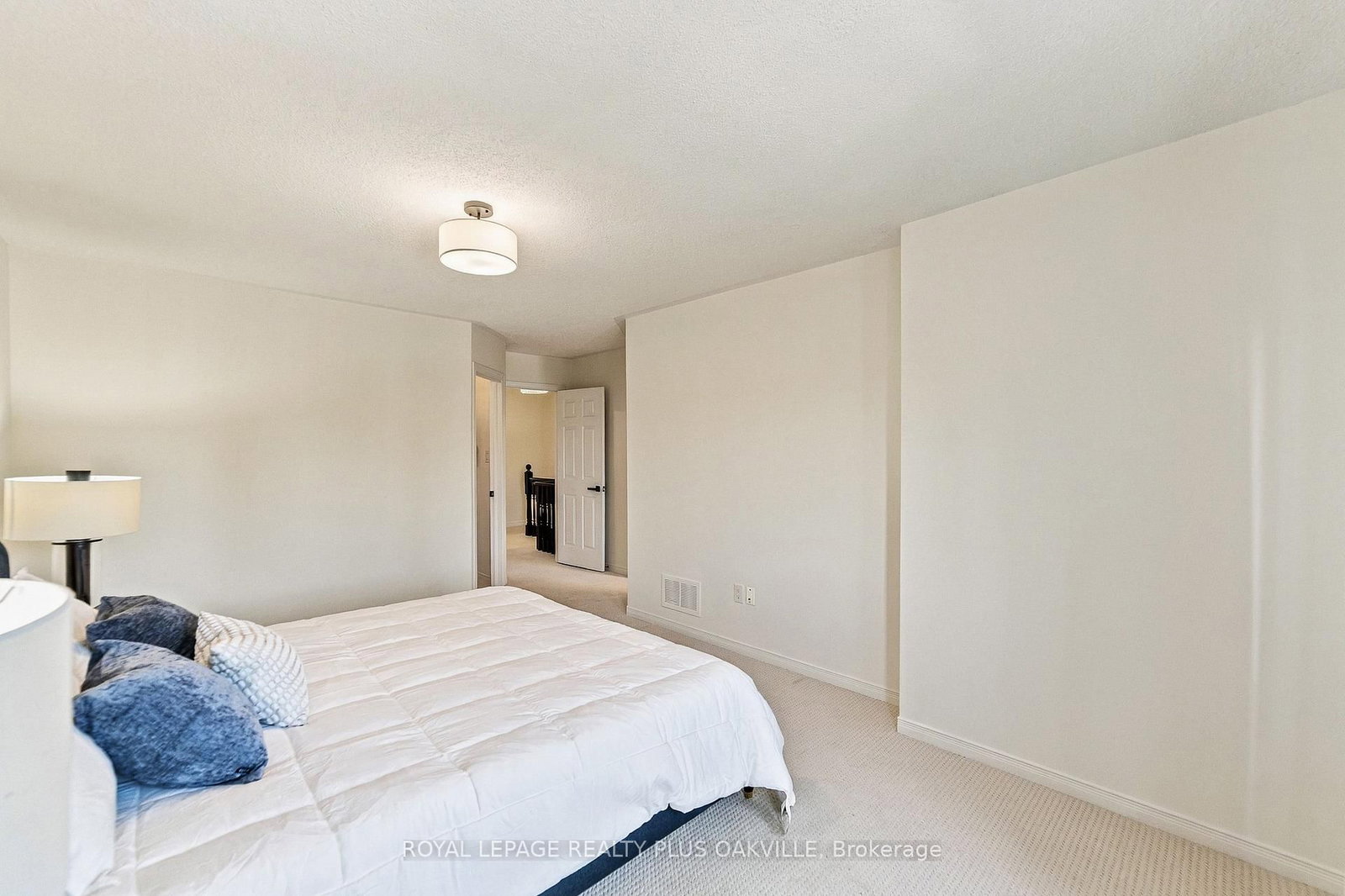 2093 Golden Orchard Trail • Oakville, ON photo 27