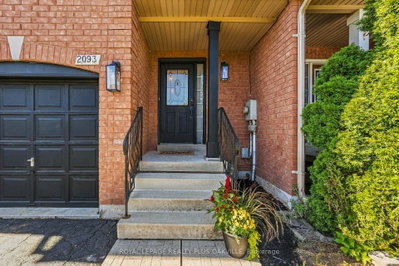 2093 Golden Orchard Trail • Oakville, ON photo 3