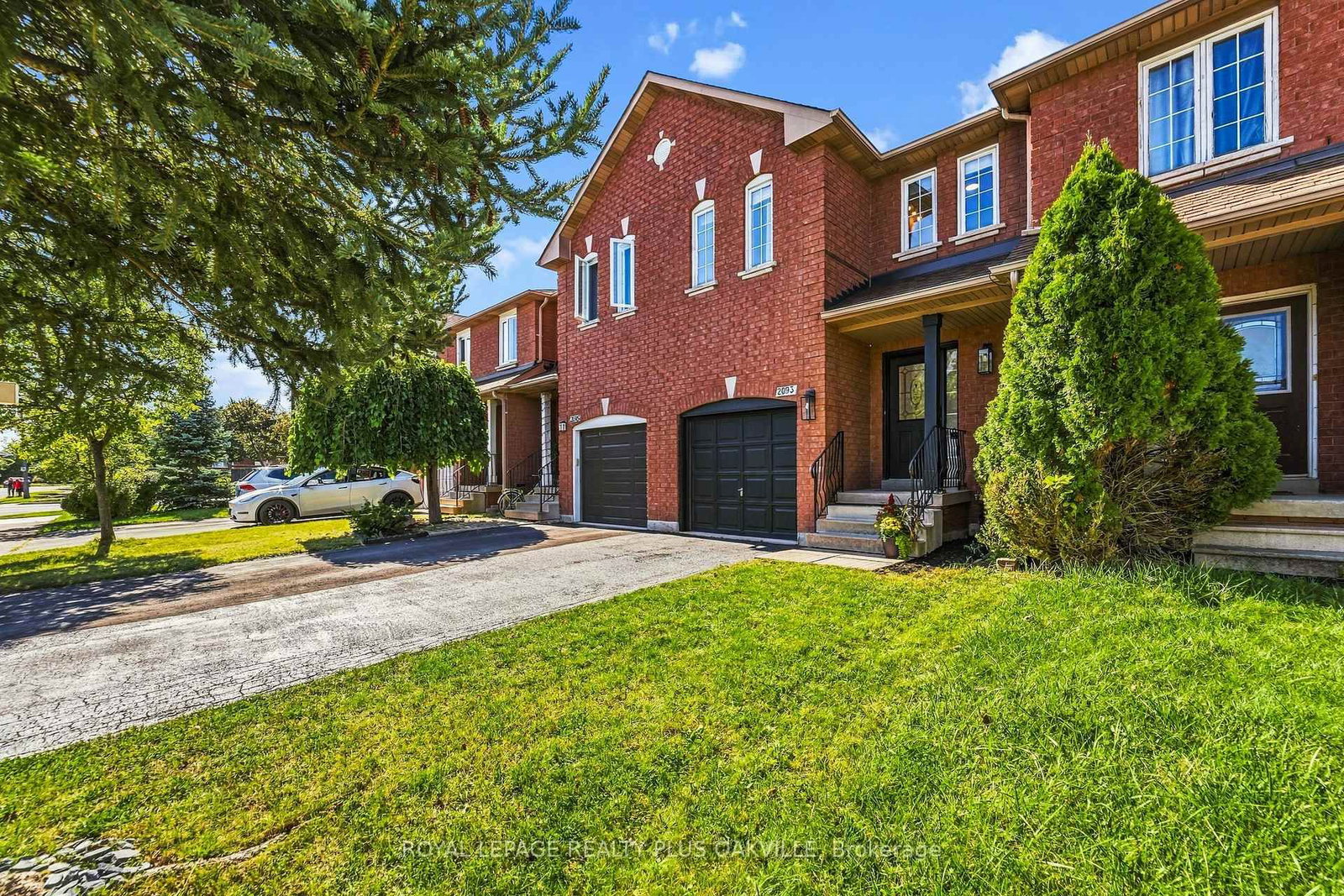 2093 Golden Orchard Trail • Oakville, ON photo 4