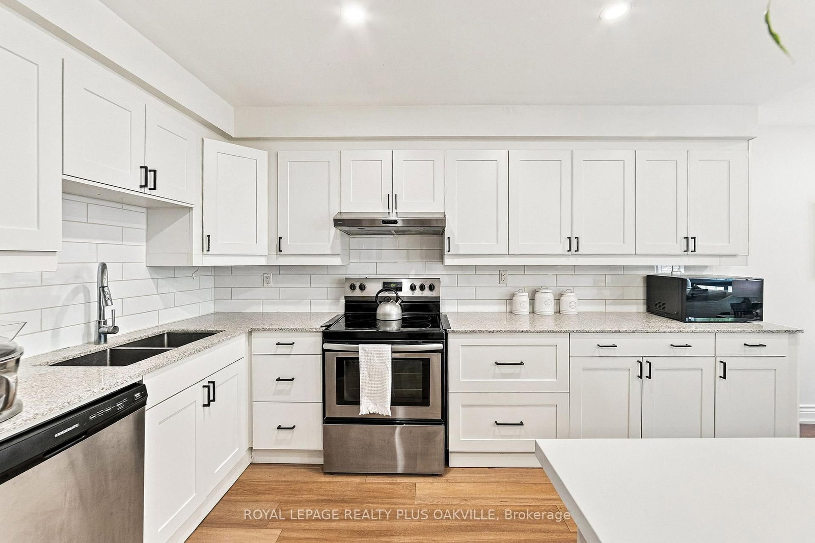 2093 Golden Orchard Trail • Oakville, ON photo 9