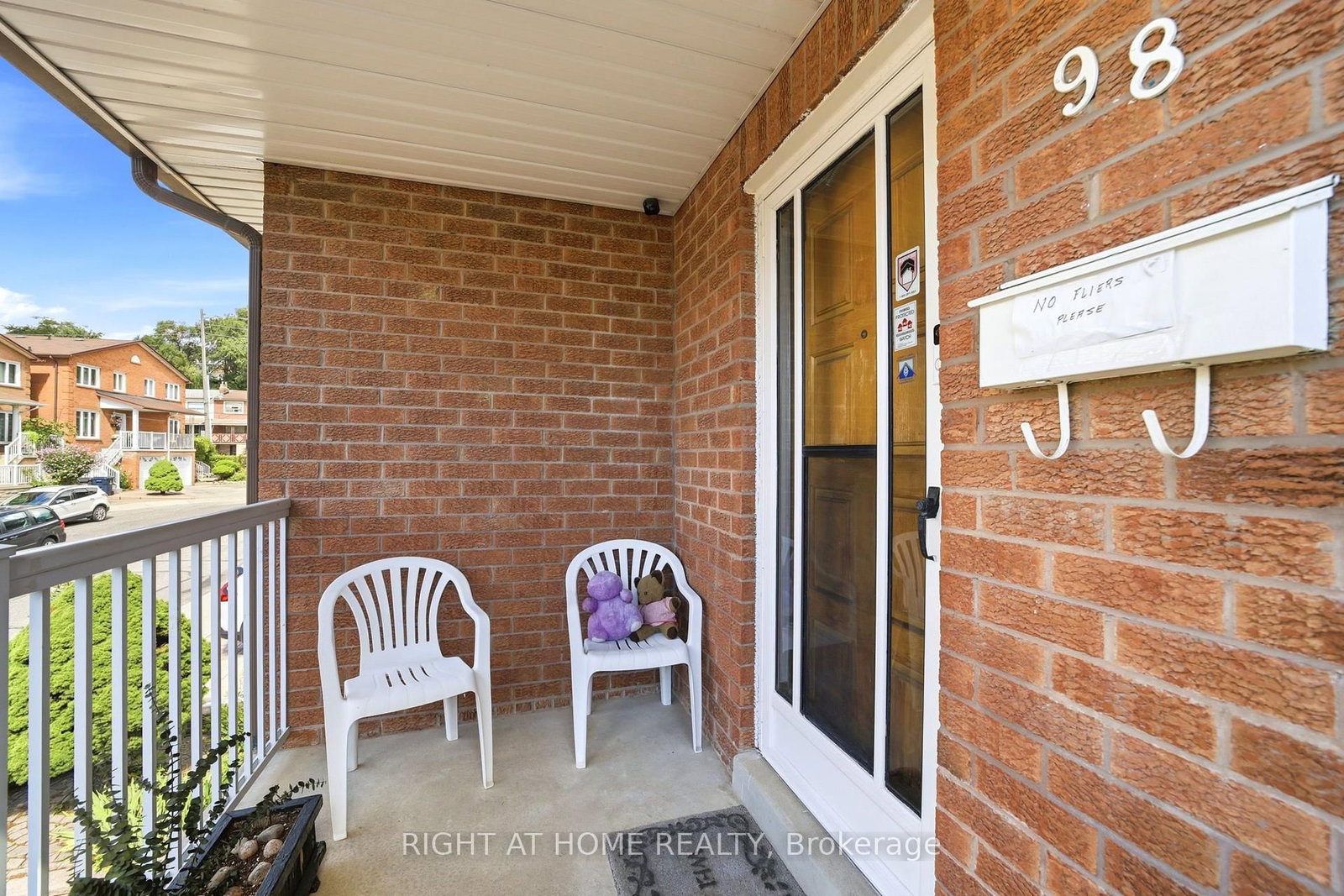 98 Beaver Terrace • Toronto, ON photo 5