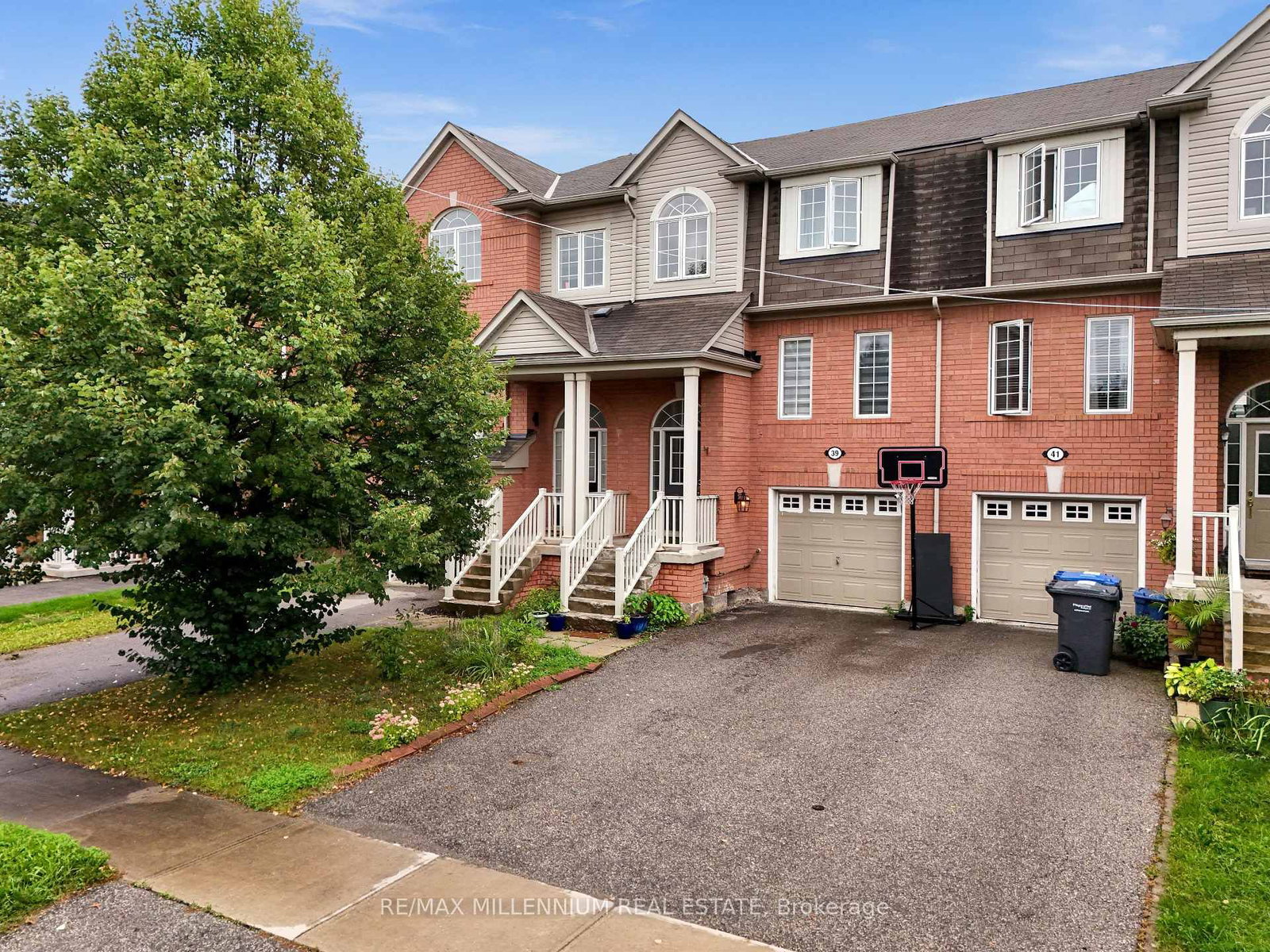 39 Decker Hollow Circle • Brampton, ON photo 3
