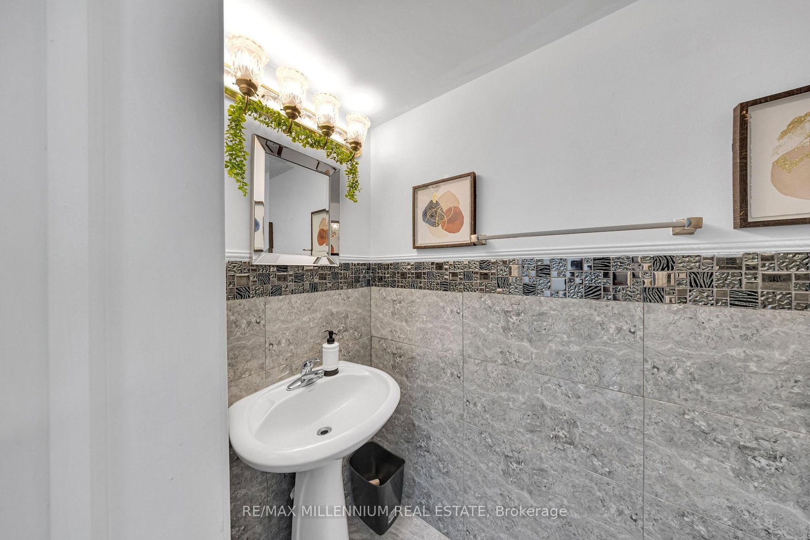 39 Decker Hollow Circle • Brampton, ON photo 4
