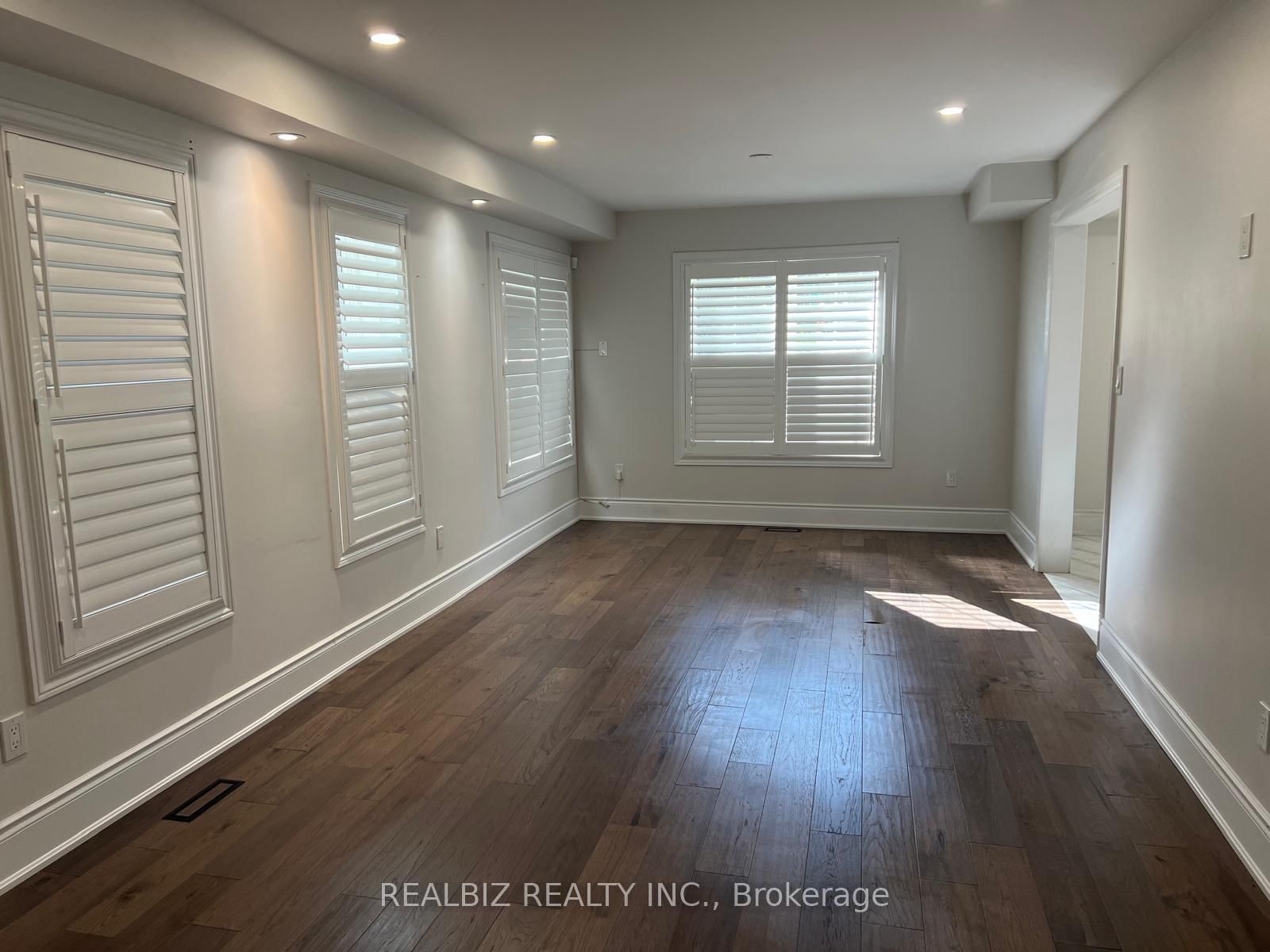 2 Bramoak Crescent • Brampton, ON photo 6