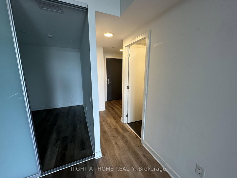 1011 - 86 Dundas Street E