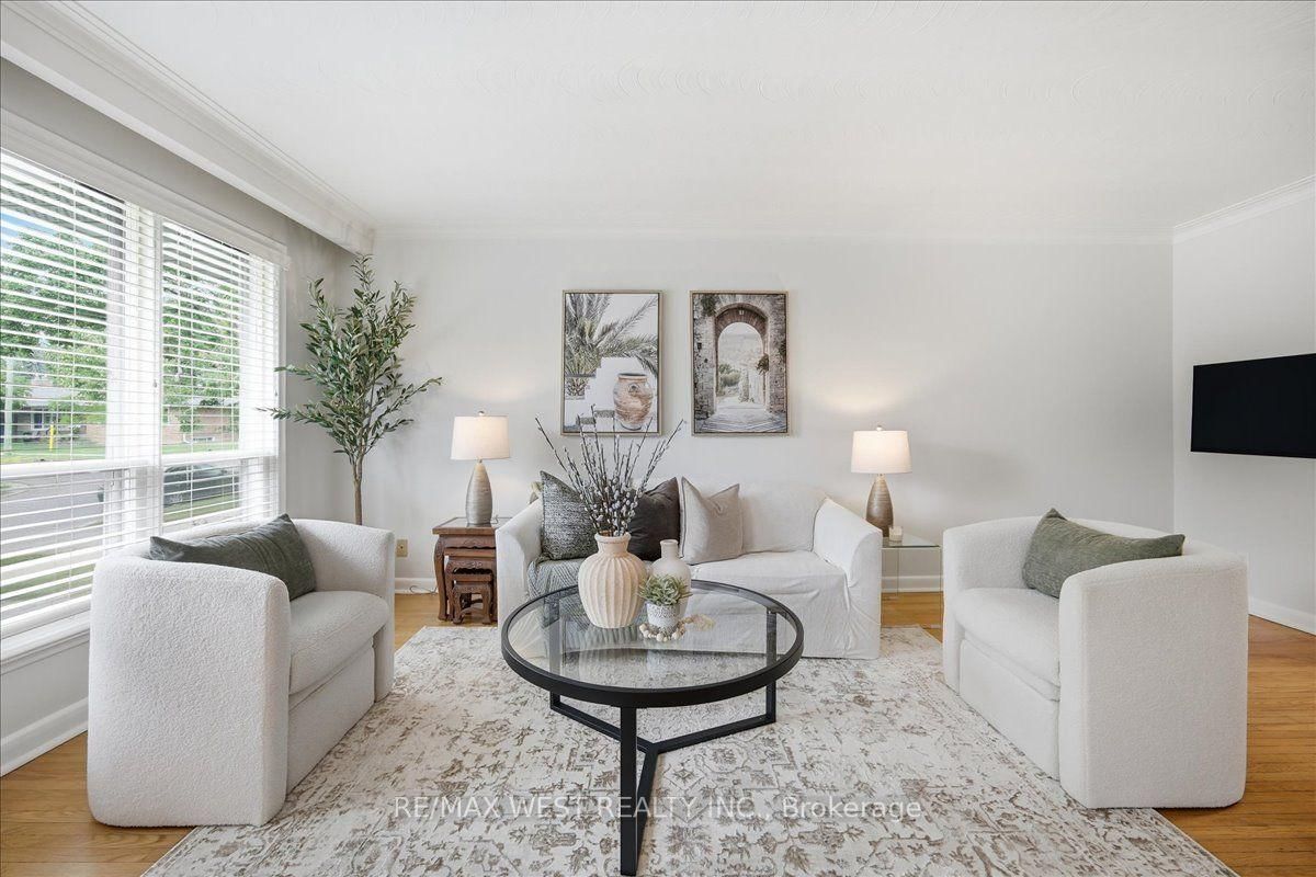 19 Decarie Circle • Toronto, ON photo 11