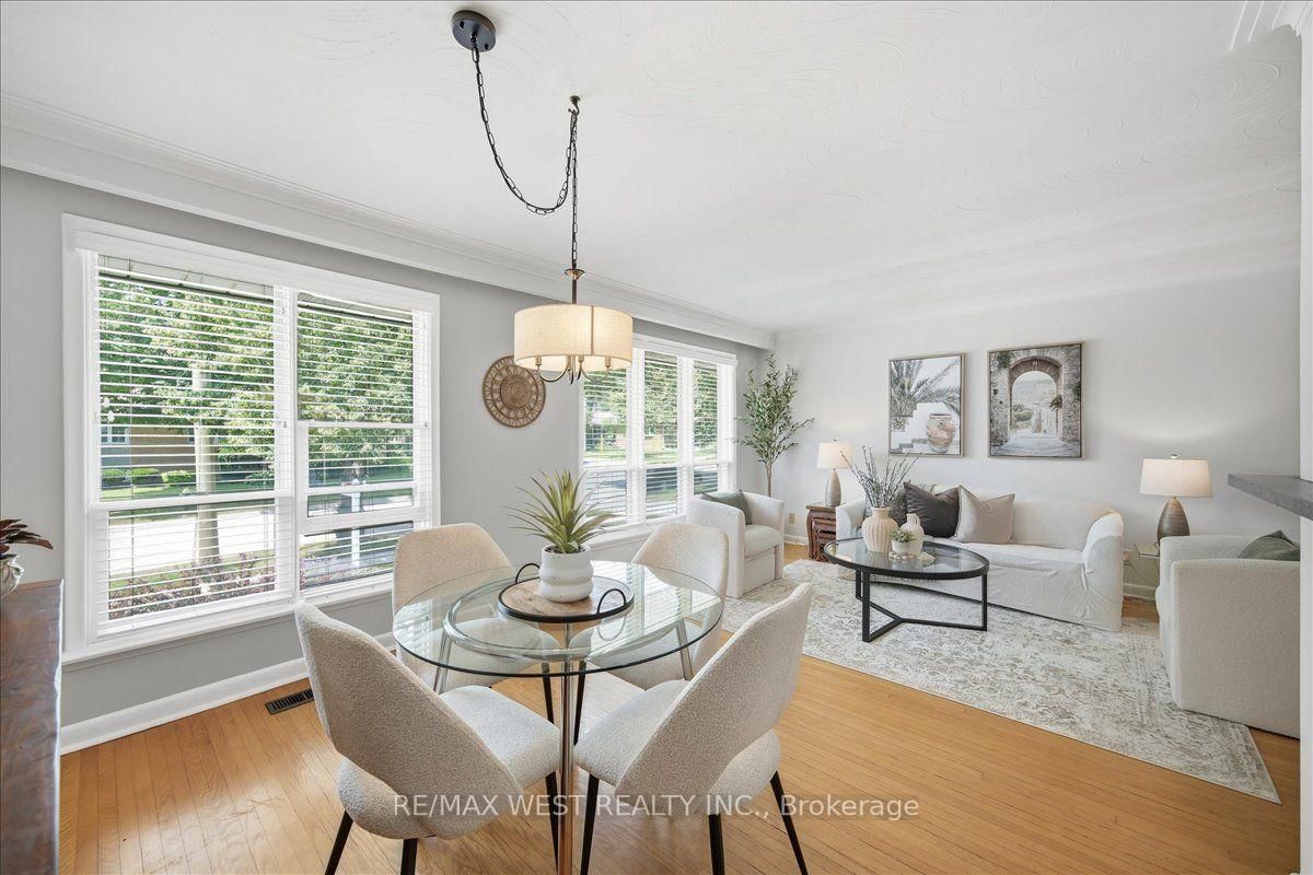 19 Decarie Circle • Toronto, ON photo 15