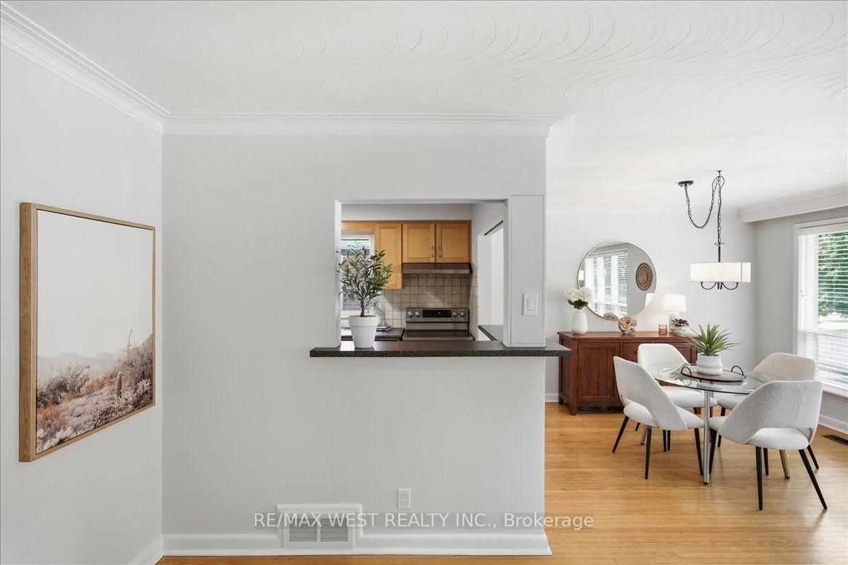 19 Decarie Circle • Toronto, ON photo 17