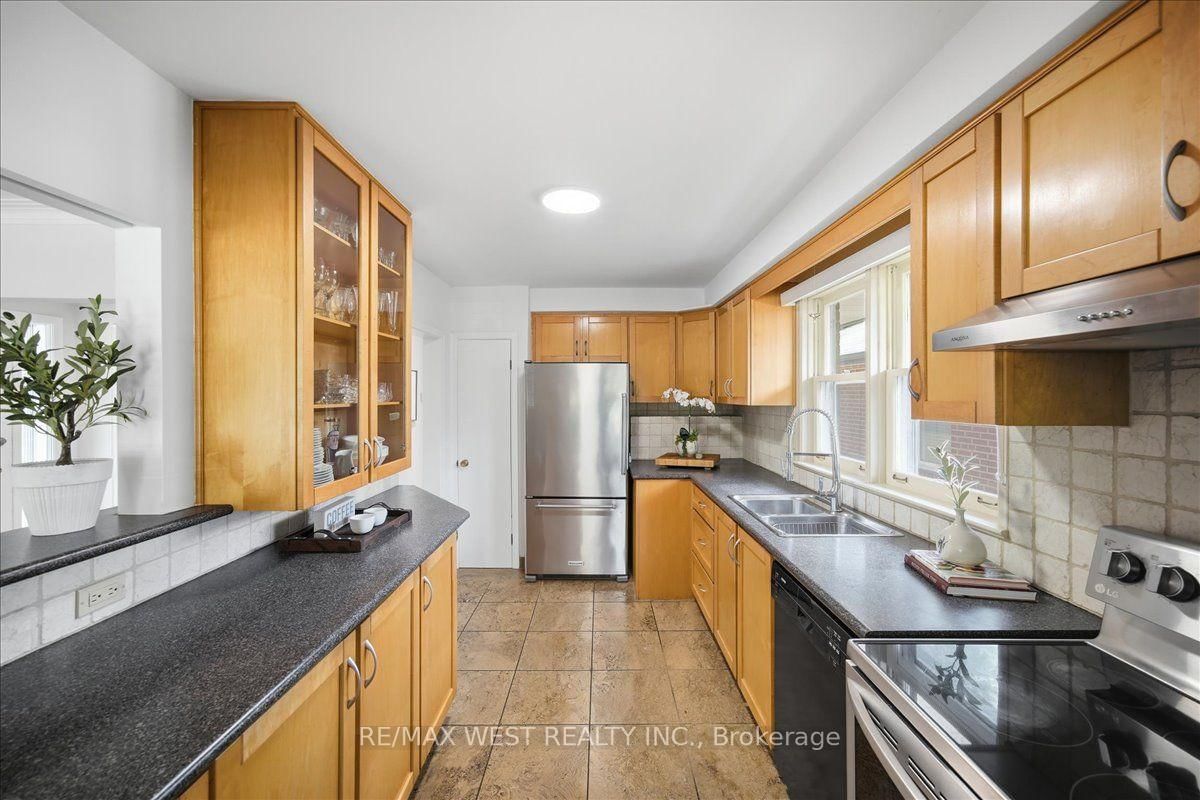 19 Decarie Circle • Toronto, ON photo 18