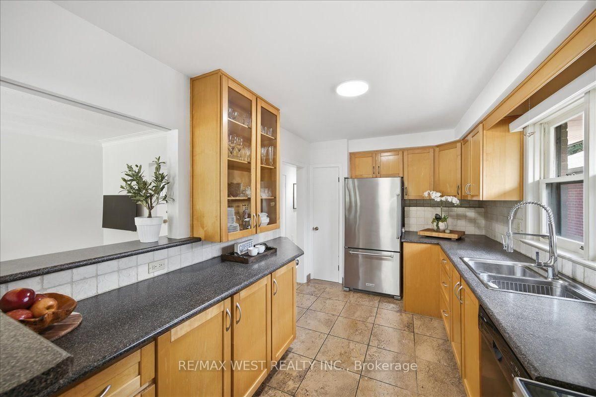 19 Decarie Circle • Toronto, ON photo 19