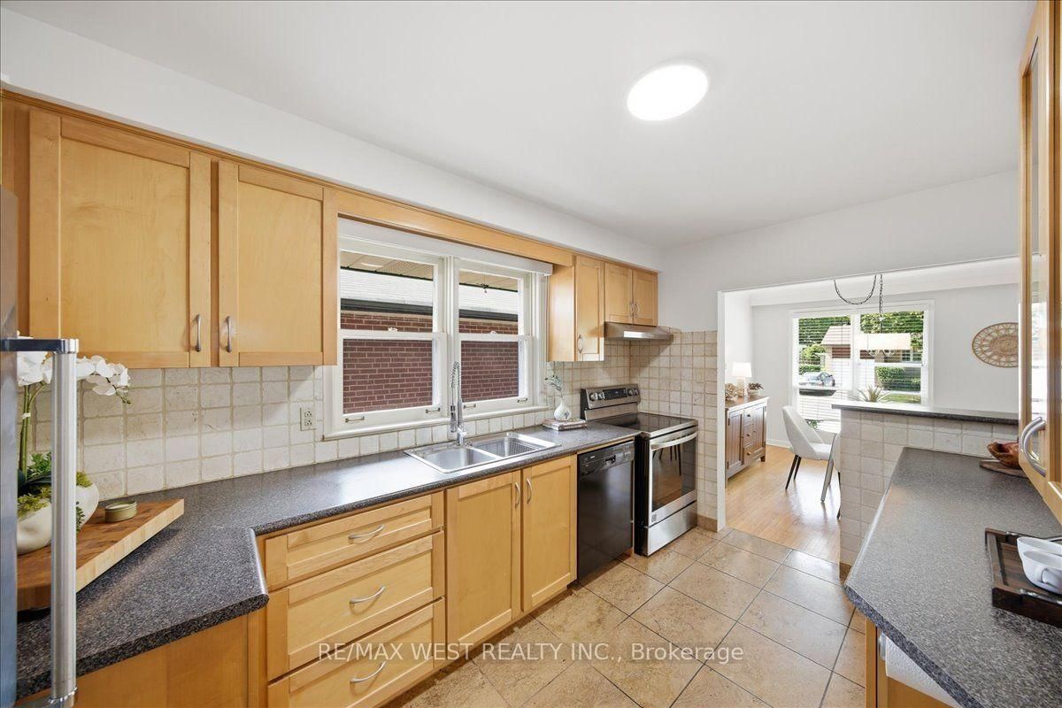 19 Decarie Circle • Toronto, ON photo 20
