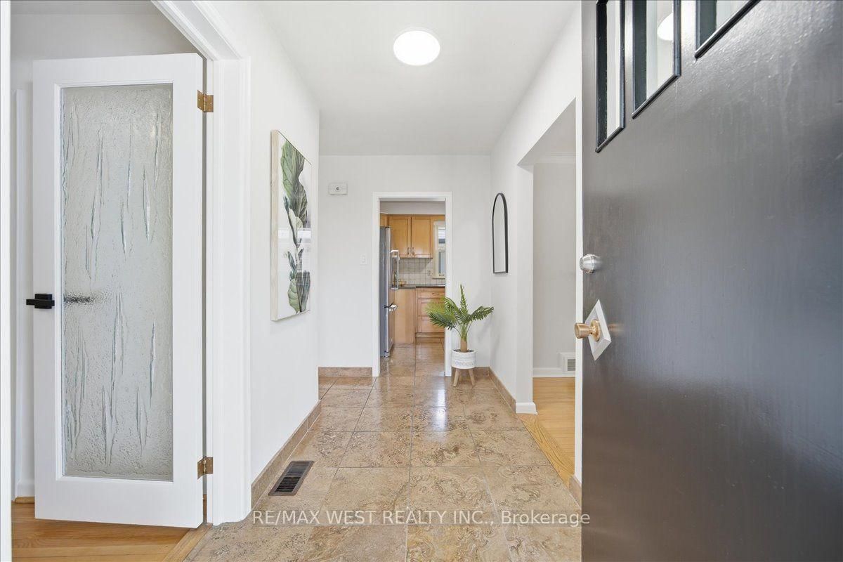 19 Decarie Circle • Toronto, ON photo 3