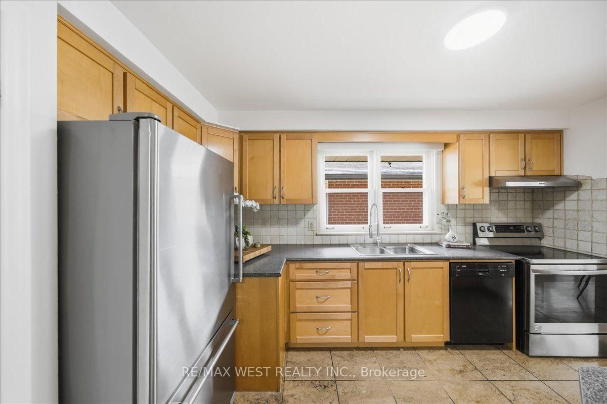 19 Decarie Circle • Toronto, ON photo 21