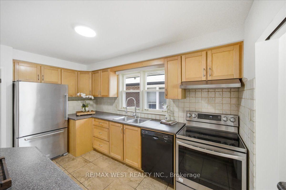19 Decarie Circle • Toronto, ON photo 22