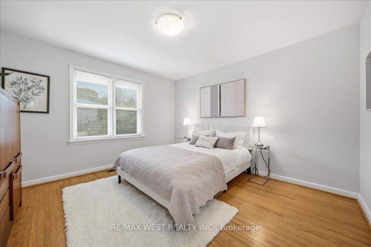 19 Decarie Circle • Toronto, ON photo 24