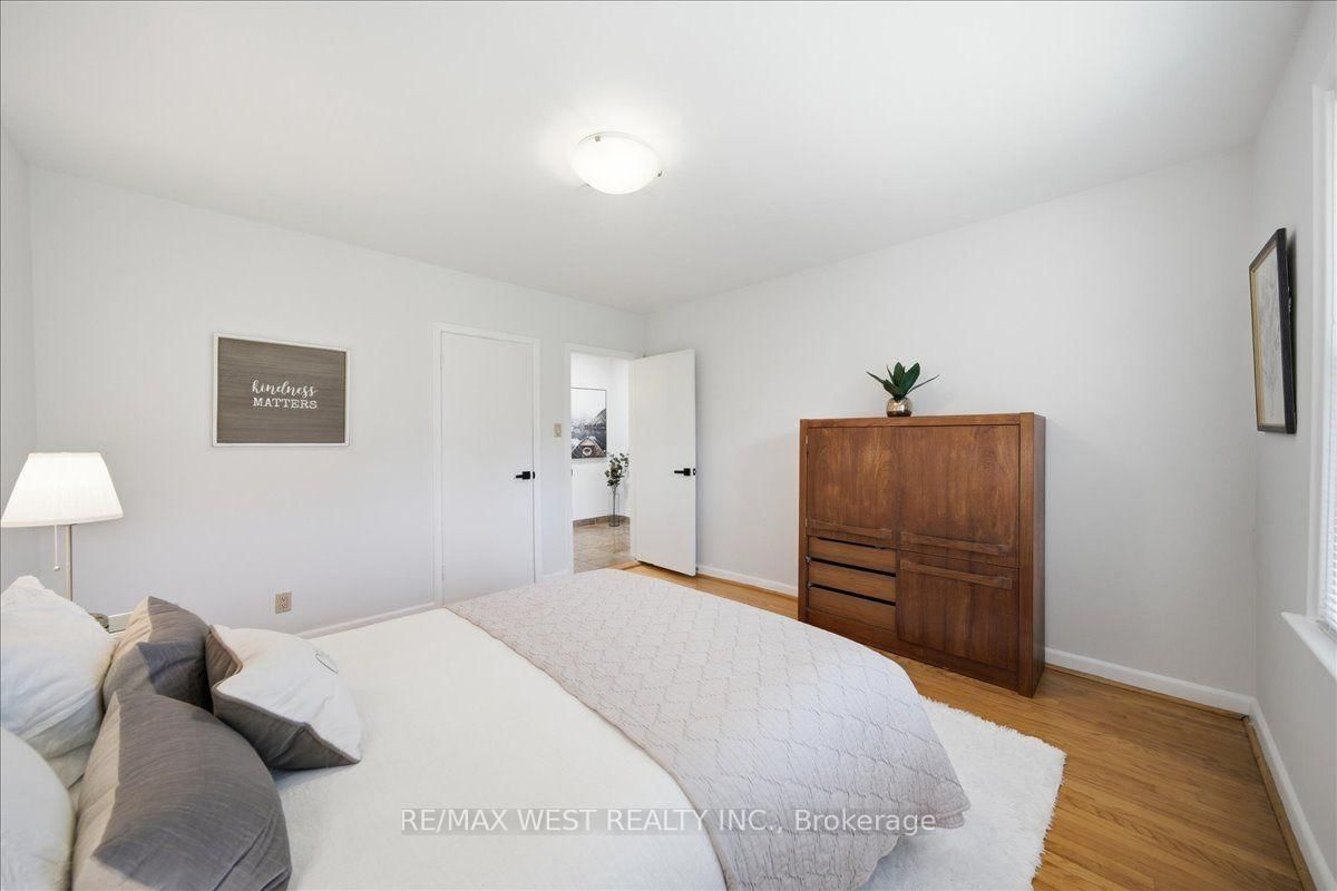 19 Decarie Circle • Toronto, ON photo 25