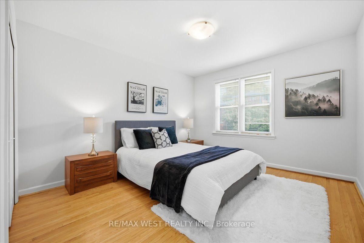 19 Decarie Circle • Toronto, ON photo 26