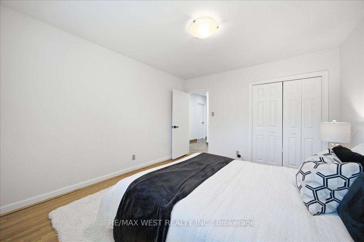 19 Decarie Circle • Toronto, ON photo 27