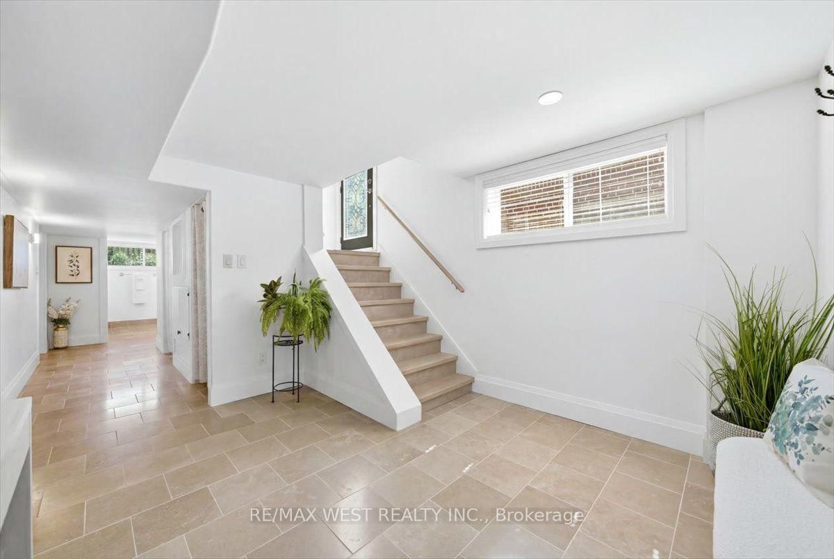 19 Decarie Circle • Toronto, ON photo 29