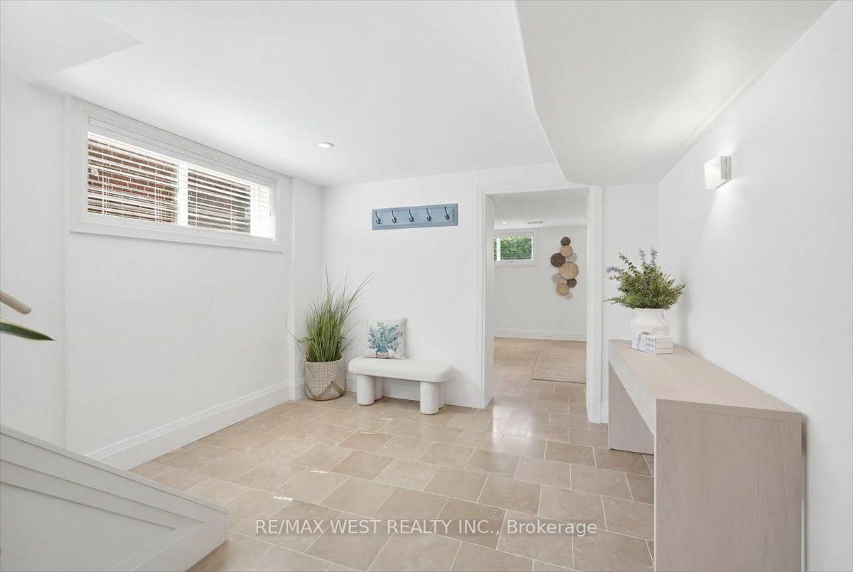 19 Decarie Circle • Toronto, ON photo 30