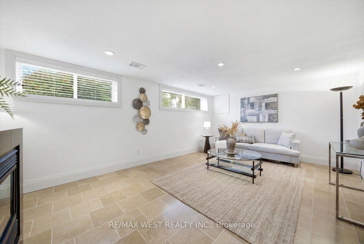 19 Decarie Circle • Toronto, ON photo 31