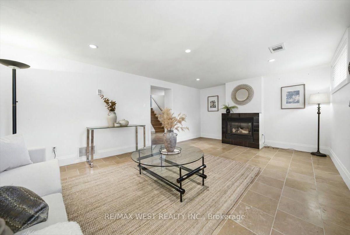 19 Decarie Circle • Toronto, ON photo 32