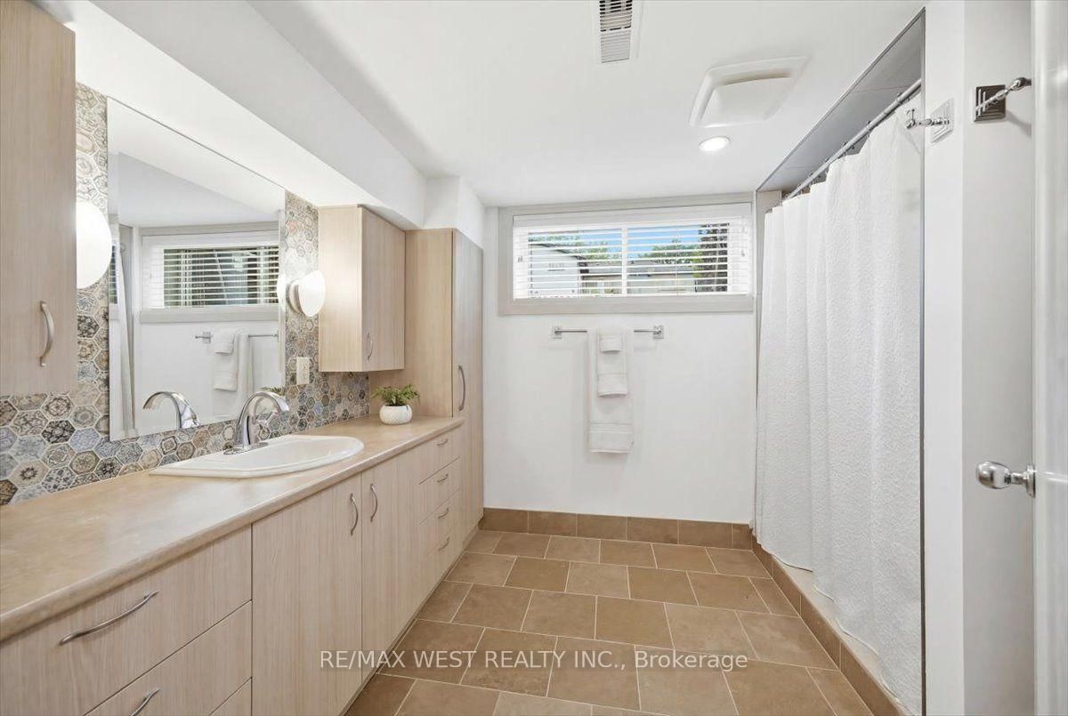 19 Decarie Circle • Toronto, ON photo 34