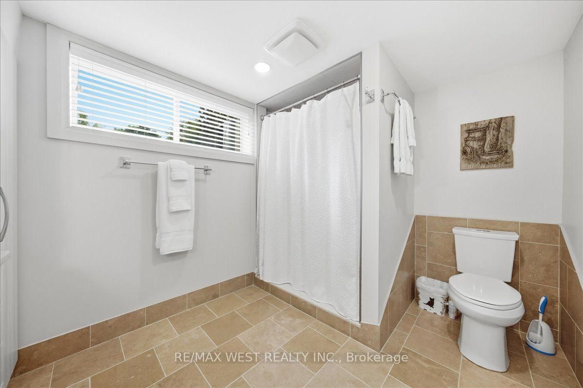 19 Decarie Circle • Toronto, ON photo 35