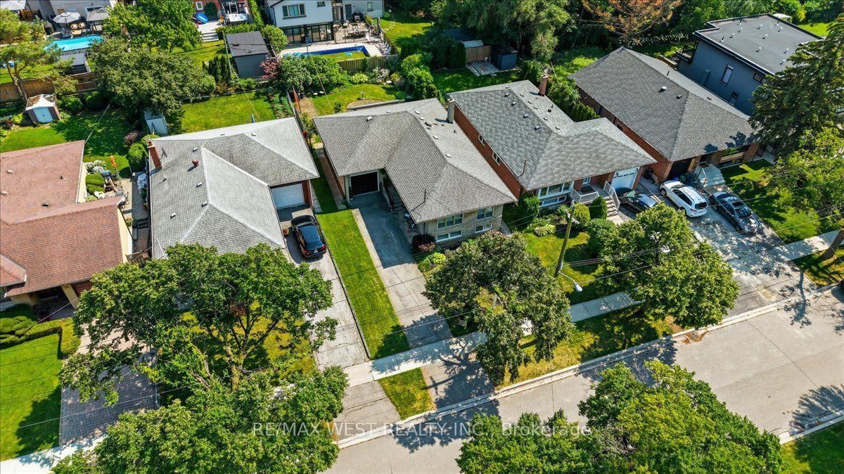 19 Decarie Circle • Toronto, ON photo 40