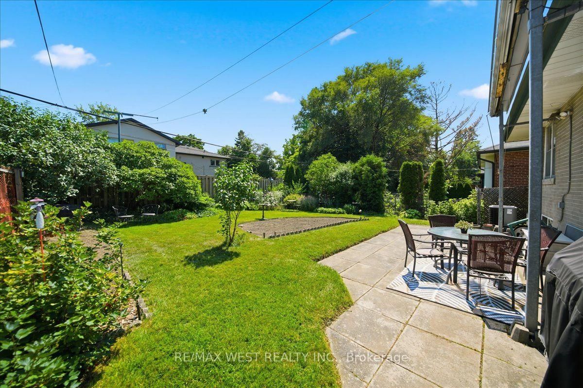 19 Decarie Circle • Toronto, ON photo 43