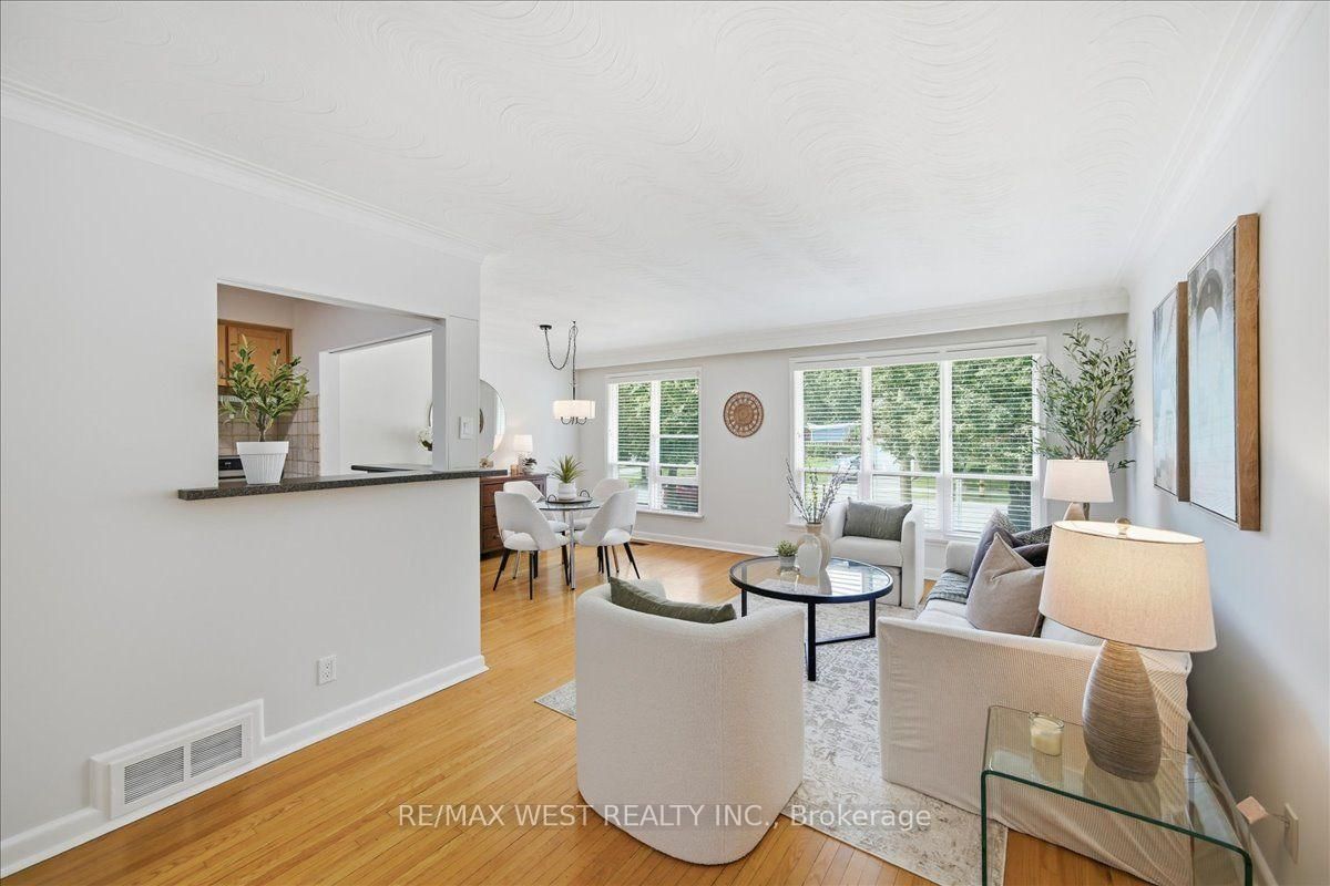 19 Decarie Circle • Toronto, ON photo 9