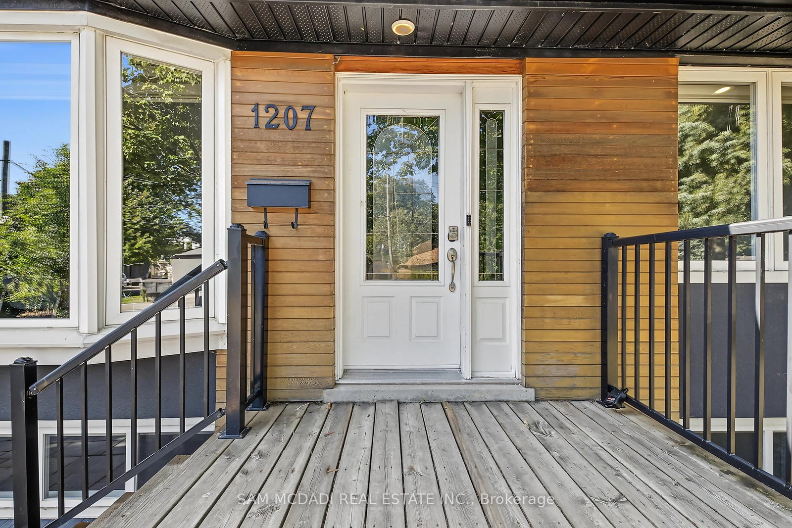 1207 Pinegrove Road • Oakville, ON photo 3