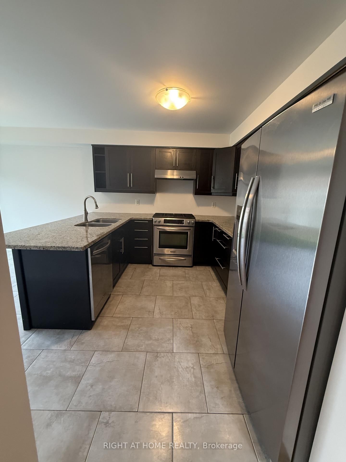 427 Chandler Crescent • Milton, ON photo 6