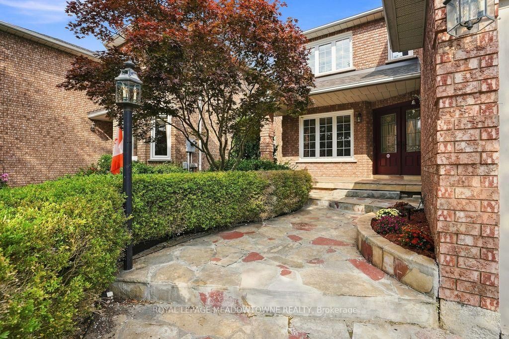 3268 Cajun Crescent • Mississauga, ON photo 2